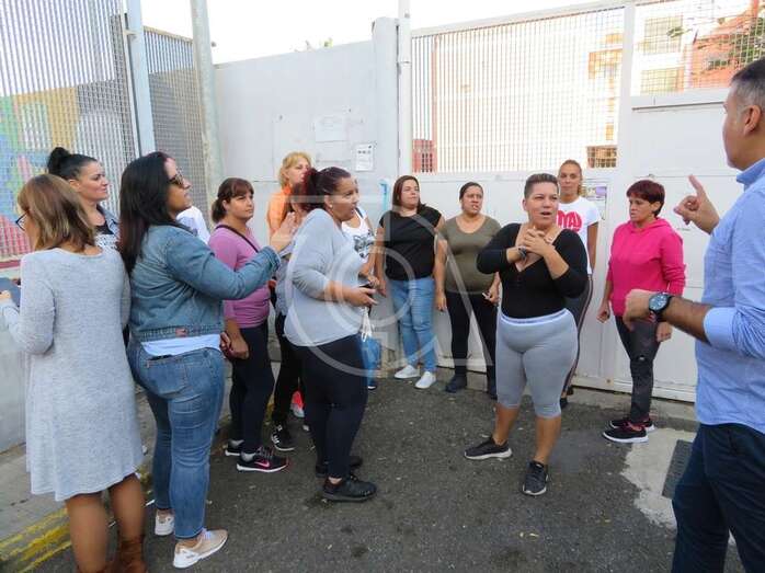 La concentración se desarrolló a primera hora a las puertas del centro (Foto TA)